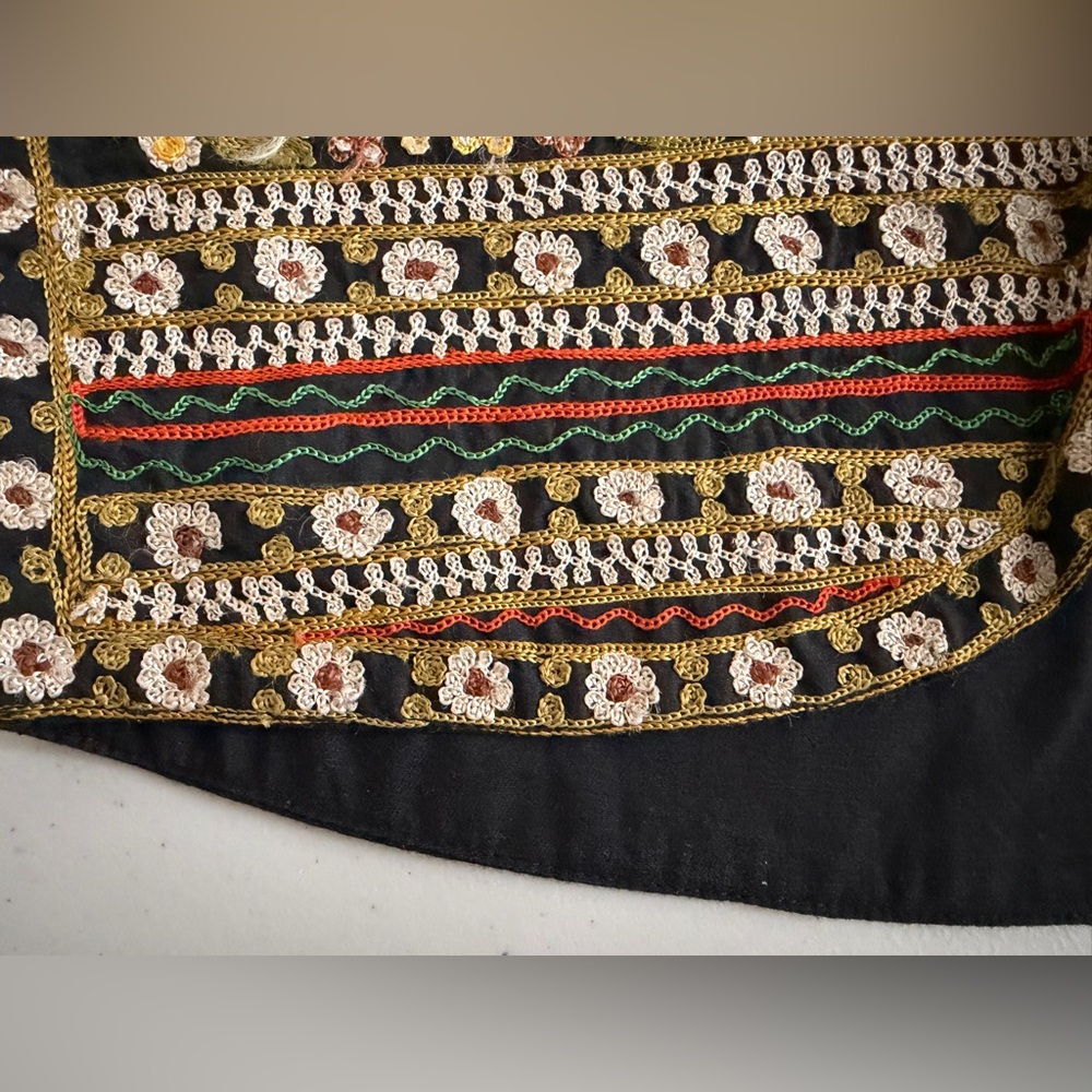 🖤🌼FASHION PASSPORT Black Embroidered Bolero Vest - Picture 4 of 5